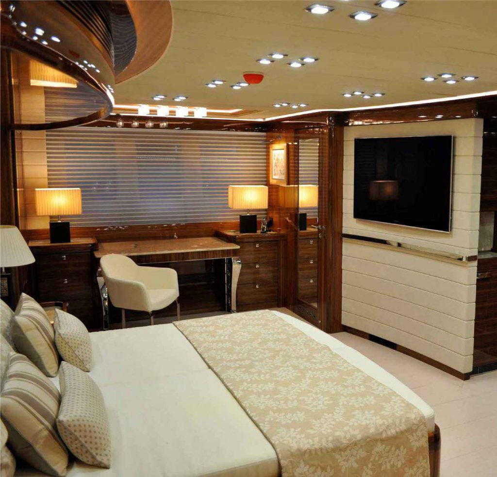 قایق تفریحی - اسپیکرهای نامرئی سقفی و پشت تخت